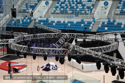 懸掛的舞臺(tái)燈光架 公司禮儀服務(wù)中的視覺(jué)藝術(shù)與安全規(guī)范